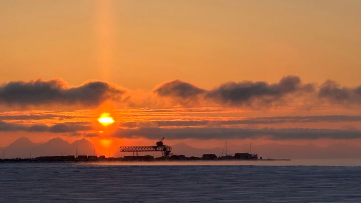 Svalbard fikk også en kald start i april. Måneden fikk en mild avslutning og endte til slutt litt over normalen. Bildet viser en av de siste solnedgangene før midnattssolen. Tatt fra fjæra mot Kullkaia og Hotellneset den 16 april. Foto: Ine-Therese Pedersen