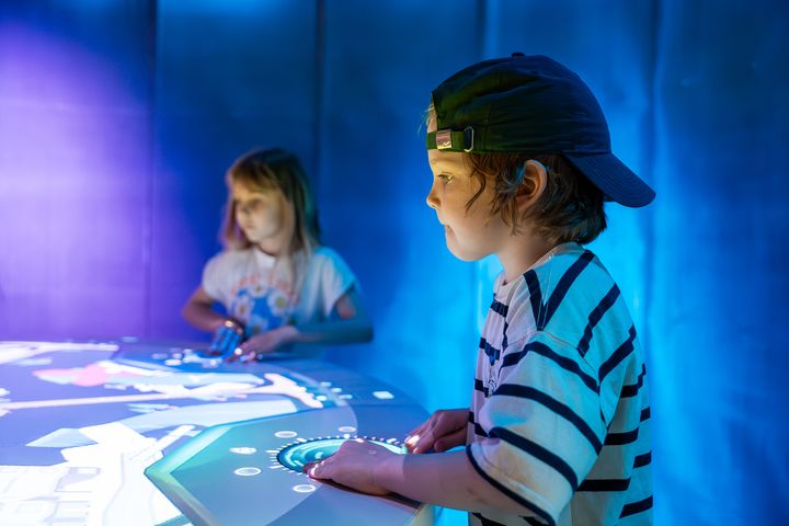 To barn tester det nye spillet i været på Energisenteret på Hunderfossen