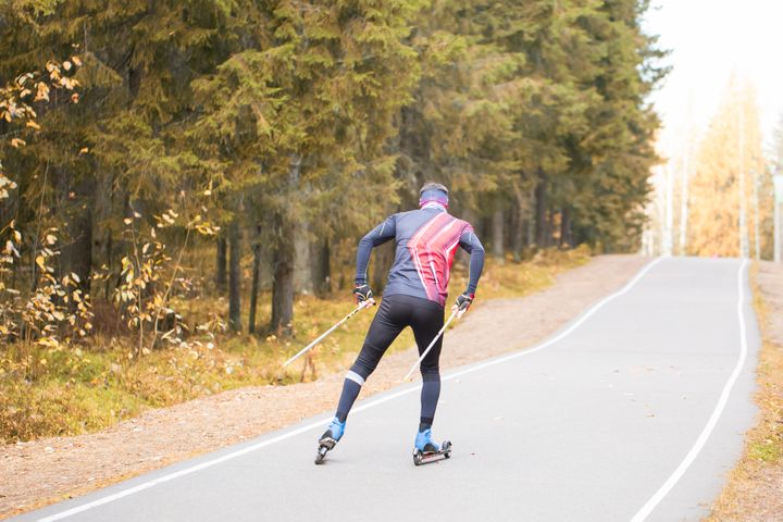 Neste generasjon nordmenn kan ikke ta på seg skia utenfor huset og bruke nærområdet sitt som før. Framover må vi lenger vekk fra kysten og høyere opp til fjells for å finne bra skiføre. Illustrasjonsfoto: Shutterstock