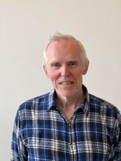 Halvportrett mann med rutete skjorte