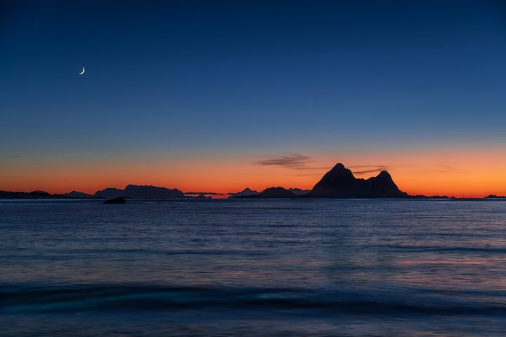 Nymåne over Bø i Vesterålen.