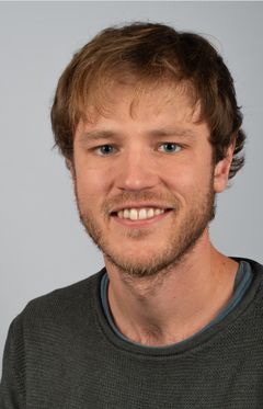 Portrett ung mann, tett på. inne