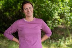 Halvportrett, kvinne, rosa ullgenser, ute, sommer