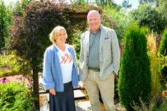 Nicolai Tangen og Ada Sofie Austegard ved fontenen på Stine Sofie Senteret, Grimstad