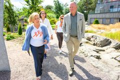 Ada Sofie Austegard viste Nicolai Tangen rundt på Stine Sofie Senteret i Grimstad 10. august