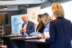 Riksadvokat Jørn Sigurd Maurud i samtale med Inga Marte Thorkildsen fra Stine Sofies Stiftelse på arrangementet Vold mot de minste barna. I mellom: Cathrine Lofthus (Helsedirektør) og Kristin Kvigne (Kripossjef)
