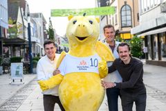 Runfest velger Stine Sofies Stiftelse som sin hjertesak. fv Jakob Ingebrigtsen, Filip Ingebrigtsen og Henrik Ingebrigtsen sammen med Glede, maskotten til Stine Sofies Stiftelse.