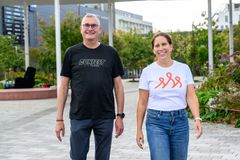 Runfest velger Stine Sofies Stiftelse som sin hjertesak. Fv Eirik W. Henningsen, daglig leder, Runfest, og Aleksandra Skogsfjord, daglig leder, Stine Sofies Stiftelse.