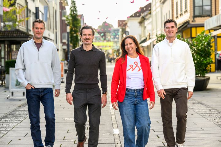 Runfest velger Stine Sofies Stiftelse som hjertesak, fv Filip Ingebrigtsen, Henrik Ingebrigtsen, Aleksandra Skogsfjord (daglig leder Stine Sofies Stiftelse) og Jakob Ingebrigtsen.