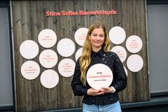 Lisanne Dijkstra mottar Stine Sofie Barnerettspris 2026 i Grimstad.