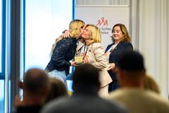 Lisanne Dijkstra mottar Stine Sofie Barnerettspris 2026 i Grimstad. Fv Lisanne sammen med Ada Sofie Austegard (generalsekretær) og Mette Espedal (styreleder) i Stine Sofies Stiftelse.
