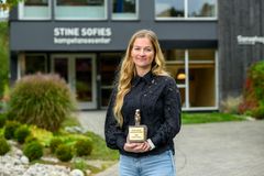 Lisanne Dijkstra mottar Stine Sofie Barnerettspris 2026 i Grimstad.