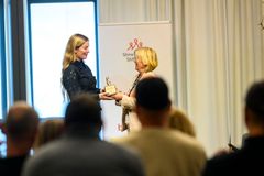 Lisanne Dijkstra mottar Stine Sofie Barnerettspris 2026 i Grimstad. Fv Lisanne Dijkstra og Ada Sofie Austegard (generalsekretær) i Stine Sofies Stiftelse.