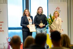 Lisanne Dijkstra mottar Stine Sofie Barnerettspris 2026 i Grimstad. Fv Mette Espedal (styreleder), Lisanne Dijkstra og Ada Sofie Austegard (generalsekretær) i Stine Sofies Stiftelse.