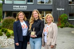Lisanne Dijkstra mottar Stine Sofie Barnerettspris 2026 i Grimstad. Fv Mette Espedal (styreleder), Lisanne Dijkstra og Ada Sofie Austegard (generalsekretær) i Stine Sofies Stiftelse.