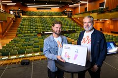 to menn står foran en stor tom sal