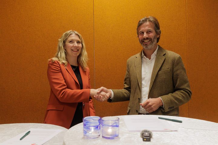 Maria Wahlberg (Nav Oslo) og Øyivind Schage Førde (Aars) signerer avtalen 4. desember på Møller Medvind Arena