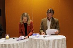 Maria Wahlberg (Nav Oslo) og Øyivind Schage Førde (Aars) signerer avtalen 4. desember på Møller Medvind Arena