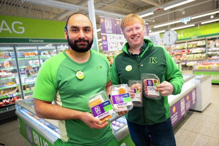 Butikksjef Ahmet Ayhan og KIWI-sjef Vegard Kjuus viser fram produktserien som skal bidra til mindre matsvinn.