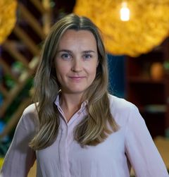 Anette Grønby Rein, kommunikasjonssjef i Fremtind, oppfordrer de berørte til å følge med på informasjonen fra lokale myndigheter og fra reisearrangøren. Foto: Fremtind.
