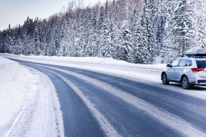 Mer snø og glatt føre kan by på flere bilskader denne uken, særlig hvis bilister ikke har skiftet til vinterdekk. - Skift dekk, eller la bilen stå, sier skadeforebygger. Foto: Fremtind.