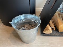 Aske kan inneholde glør i opptil 48 timer. Derfor må du legge asken i en brannsikker beholder inntil den er helt avkjølt. Foto: Fremtind.