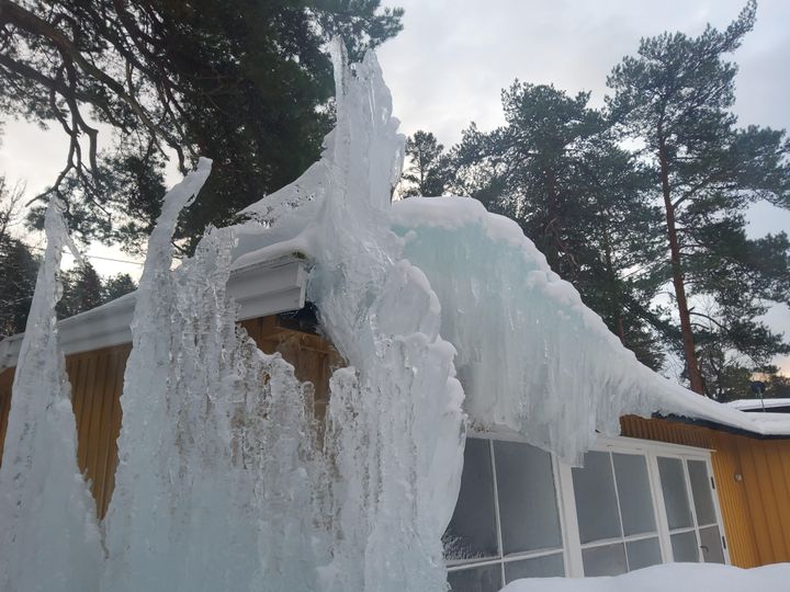 Frostspreng på utvendig blandebatteri førte til mye is for en uheldig hytteeier i forrige uke. Foto: Fremtind.