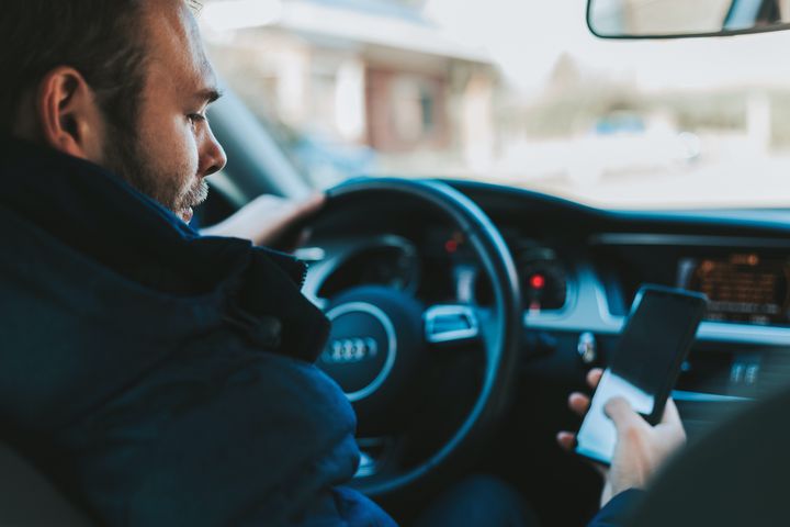 - La mobilen ligge når du kjører - også når du står i kø, oppfordrer skadeforebygger. Foto: Unsplash/Alexandre Boucher