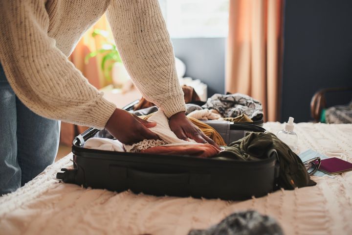 Hvis dere er flere i reisefølge, bør dere spre det viktigste dere skal ha med på alles kofferter, råder Fremtind. Foto: iStock