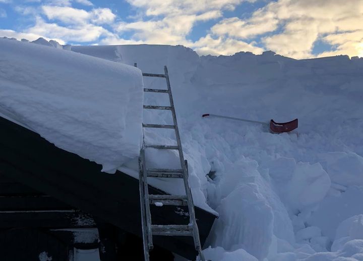 Mye snø gir fare for at taket kollapser. Hus- og hytteeiere bør følge med på taket fremover, og måke av snøen før det er for sent. Foto: Fremtind