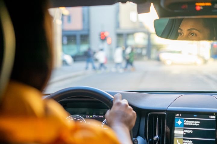 Ikke stol blindt på alle funksjonene i bilen, oppfordrer skadeforebygger i Fremtind. Foto Fremtind