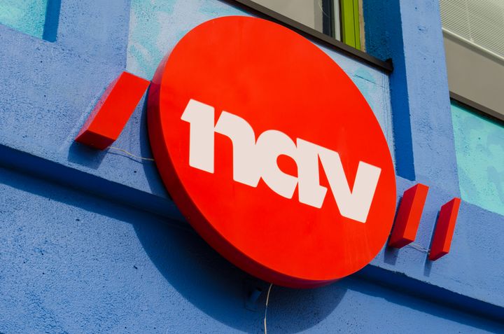 Skilt med Nav-logo over inngangsparti.