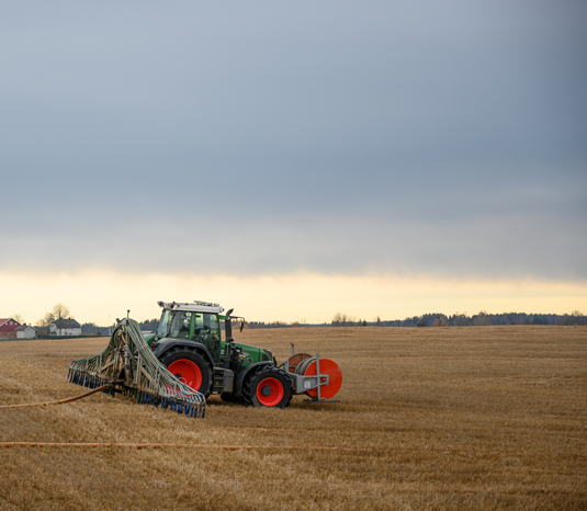 Illustrasjonsfoto: Traktor på åker.