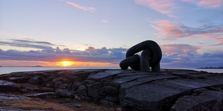 "Brutt lenke" utenfor Stavanger er reist til minne om de 123 mennene som omkom i Alexander Kielland-ulykken 27. mars 1980.