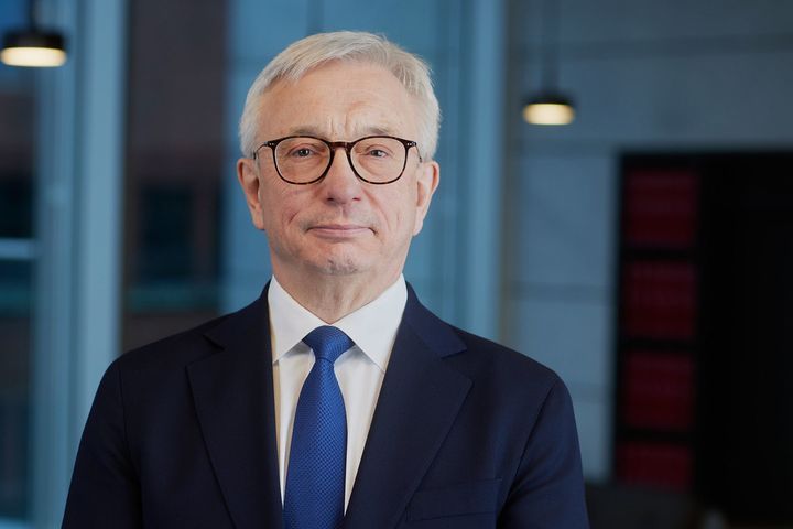 Portrettfoto av riksrevisor Karl Eirik Schjøtt-Pedersen