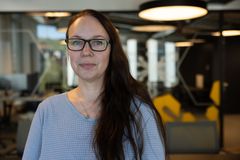 Svindelanalytiker May Liss Rafoss hos ice advarer mot økt svindelaktivitet rettet mot norske mobilbrukere. (Foto: Martine Kolstad / ice)