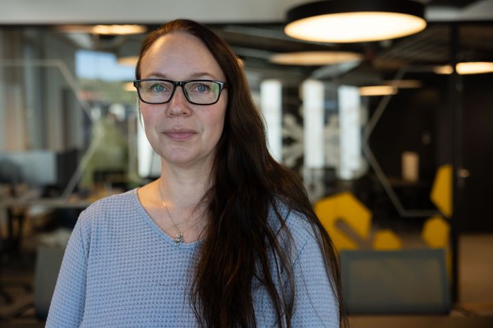 Svindelanalytiker May Liss Rafoss hos ice advarer mot økt svindelaktivitet rettet mot norske mobilbrukere. (Foto: Martine Kolstad / ice)