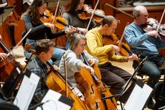 Musikere fra Stavanger Symfoniorkester igang med musikalske prøver
