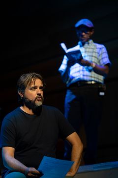 Skuespiller Anders Dale fra Rogaland Teater i samspill med poet Haile Bizen (Eritrea)