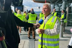 Her er Jørn Eggum, leder i Fellesforbundet, sammen med de streikende under kabinstreiken i august.