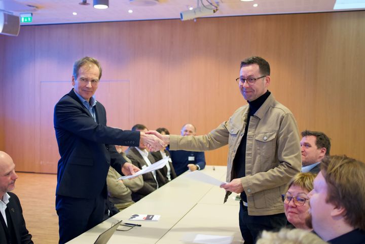 Fellesforbundets forhandlingsleder Clas Delp utveksler krav med Magne Kristensen fra NHO Reiseliv.