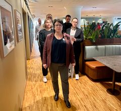 Forhandlingsdelegasjon går ut fra møtet med motpart.