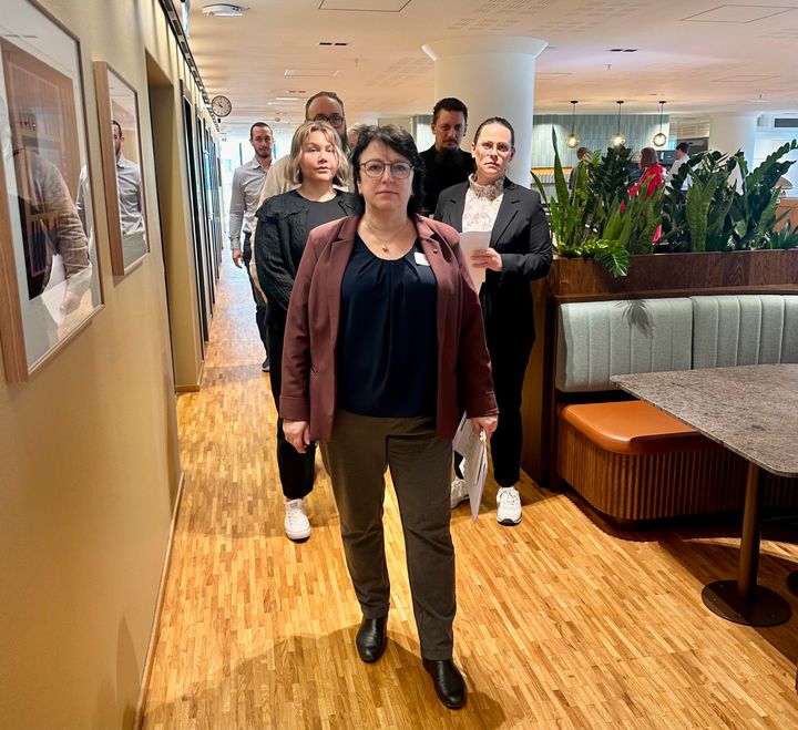 Forhandlingsdelegasjon går ut fra møtet med motpart.