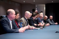 Forhandlingsdelegasjonen sitter ved et bord