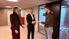 Tre personer snakker sammen om brudd