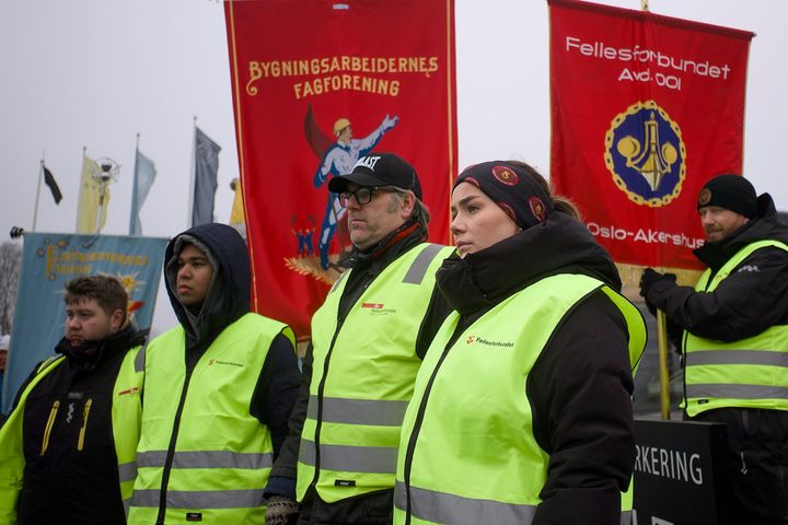 Oda Marita Sæland og resten av de streikende bilpleiearbeiderne.