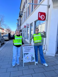 To damer ved skilt om at det er streik