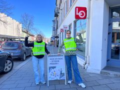 To streikevakter ved skilt om streik