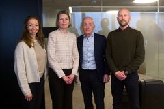 Iselin Bauer Seeberg fra NHO Byggenæringen og Joachim Espe fra Fellesforbundet sammen med meklerne.