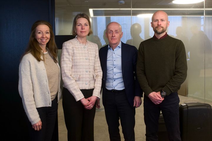 Iselin Bauer Seeberg fra NHO Byggenæringen og Joachim Espe fra Fellesforbundet sammen med meklerne.